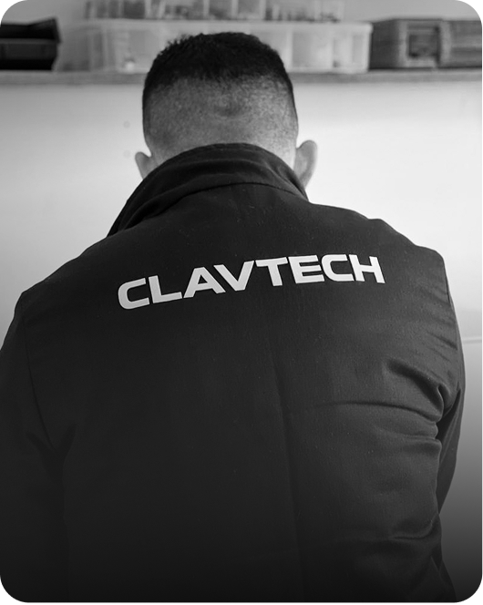 Técnico especializado Clavtech realizando manutenção em lavanderia industrial