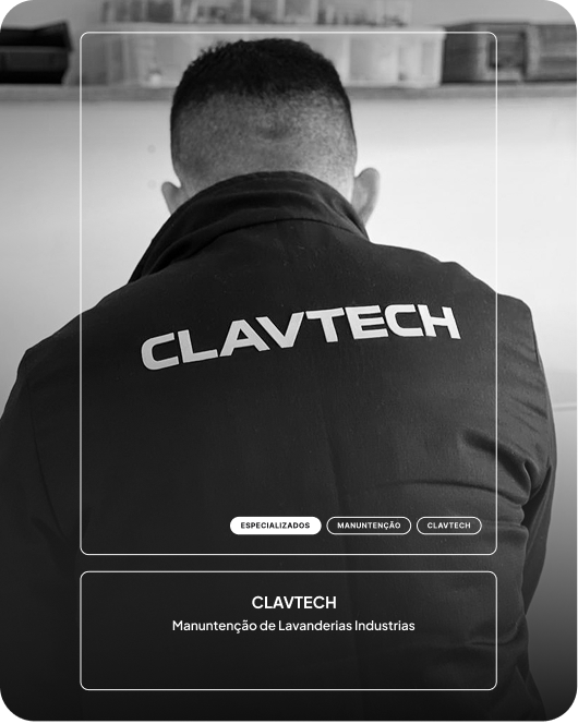 Técnico da CLAVTECH de costas, vestindo uniforme com o logotipo da empresa, durante serviço de manutenção de lavanderias industriais.